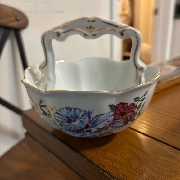 Royal Gallery Floral Basket - Picture 4 of 8